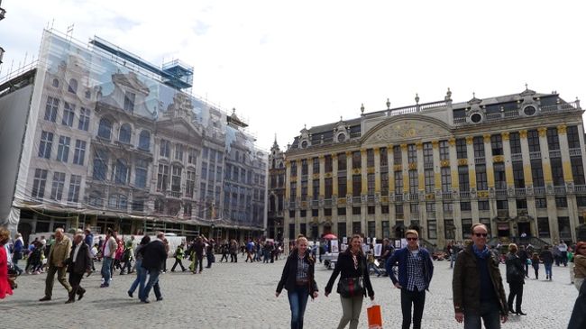 美観を損なわないように、改装している建物は写真のようになっている。