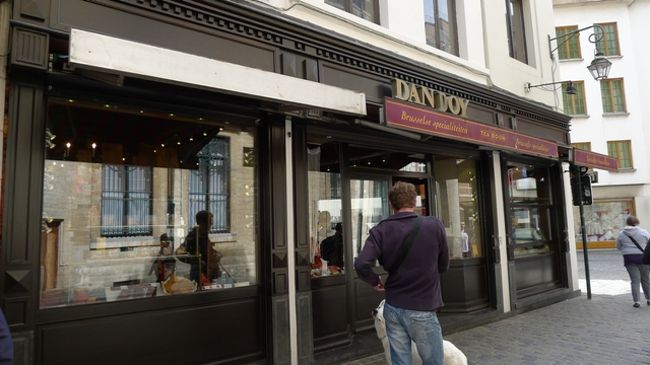 ベルギーワッフルの名店「ダンドワ」に入り、ブリュッセル風のワッフルを頂く。人気店だけに人も一杯。でもお味は…。クチコミにも書いた通り、普通だったかも…。<br /><br />