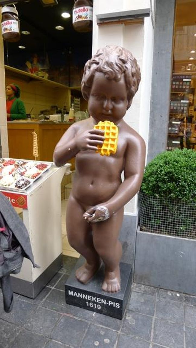 だって、小便をしながらワッフルを食べさせられたり…