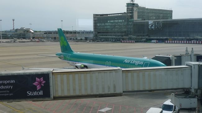 アイリッシュ・グリーンのエアリンガス機がみえる。日本ではさほど馴染みがないけど、れっきとしたアイルランド共和国の国営航空会社なのだ。<br /><br />といっても、この旅行までエアリンガスは知らなかったけど…。