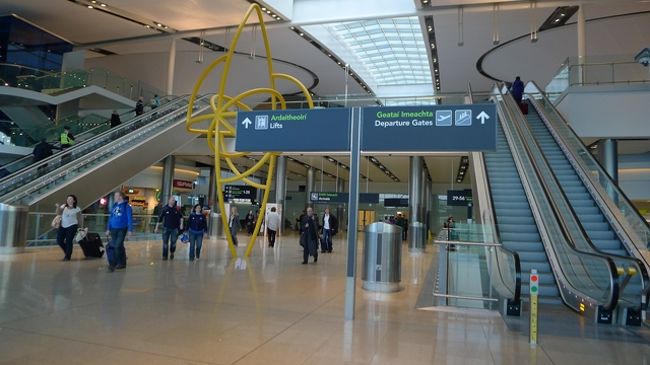 空港に到着。アイルランドは入国が厳しく、細かい事も聞かれると聞いたので、ものすごく緊張して臨んだ。<br /><br />そして入国審査の際、「タラの丘がどうしても見たくて」なんてくどくど話したら、「つまり観光でしょ」と言われてあっさりパス。しかも「エンジョイ」と笑顔で親指も立てちゃったりして（笑）。<br /><br />安堵で脱力しつつも、ついにアイルランド共和国の地に足を踏み入れた。しっかし、ダブリン空港はキレイだったなぁ。