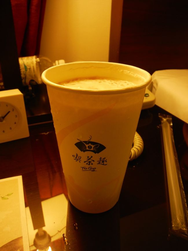 せっかくなので珍珠奶茶５０元を購入。<br /><br />お茶屋さんのミルクティーだけあって、お茶の味がちゃんとしてるねぇ☆<br />タピオカの食感もいいしね。