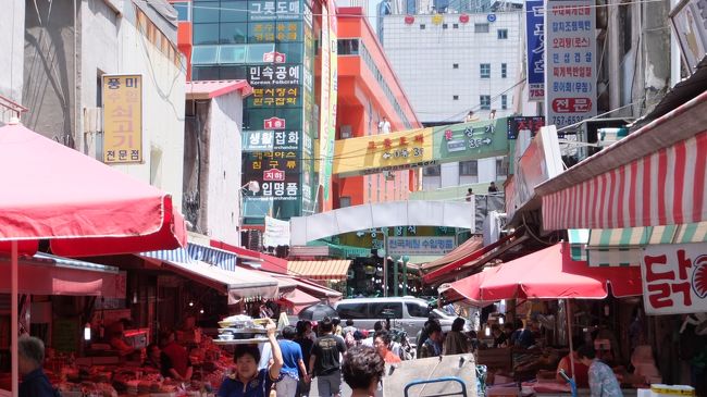 二日目。<br />南大門市場へ。<br />ミョンドンとは違いここはアジアの