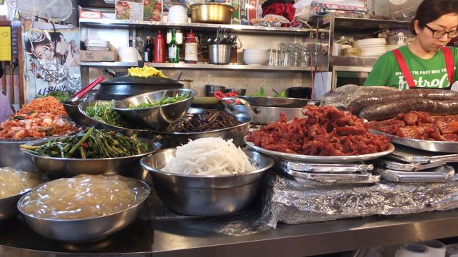 夜は広蔵市場へ。<br />１００００ウォンもする皿ものを注文してしまい<br />ほとんど残してしまった。