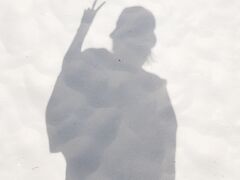 ビーチに出ました。
たくさんの人がビーチで遊んでいました。
でもやっぱり潮が引いていてあまり美しくない…

もっと潮が満ちている時にまた来てみたいな。

真っ白な砂に向かって記念撮影。