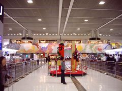 １月３日、お正月らしく飾られた成田空港から出発します。
年末年始に旅行するのは初めてなので、何か新鮮な気分です。