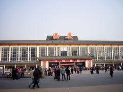 今回の旅の目的、憧れの兵馬俑を見に行きます。
兵馬俑坑に行くバスは西安駅前から出ます。
西安駅は北の城壁のところにあってちょっと遠いけれど、バスがわからないので歩きます。東大街を東に７００ｍほど行つて解放路を北上し、２ｋｍほどで駅です。
広い駅前広場を大勢の人が行き交っています。大きな荷物を持っている人は少なく、通勤中という感じの人が多いようです。