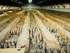 足を踏み入れると巨大な空間に兵馬俑が隊列をなして立っているのが目に飛び込んできます。
思わず「おーっ！」と声が漏れました。
広大な空間を兵馬俑が埋め尽くしている光景は圧巻です。