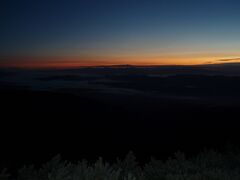 翌朝、山頂付近でご来光を待ちました。