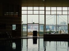 お昼からは予約をしておいたホテル日航東京のスパへ。
プールで優雅に過ごします。