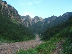 翌日。　　槍沢ロッジに泊まって朝６時に出発。
ロッジから１時間程で、Ｕ時谷にさしかかりました。