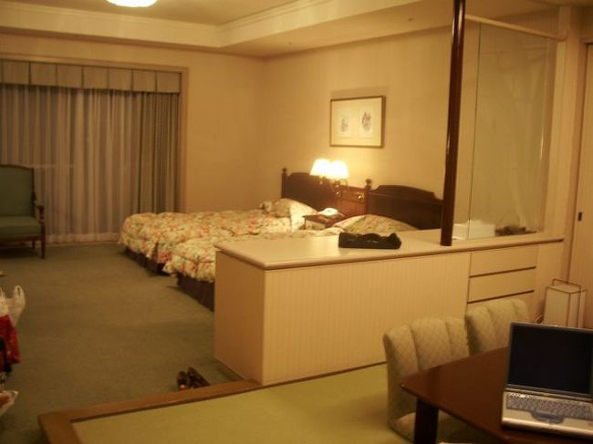 1泊目はスタンダードのお部屋に4人でご宿泊！<br />2人はベッド、2人は畳のスペースにお布団を敷いて。