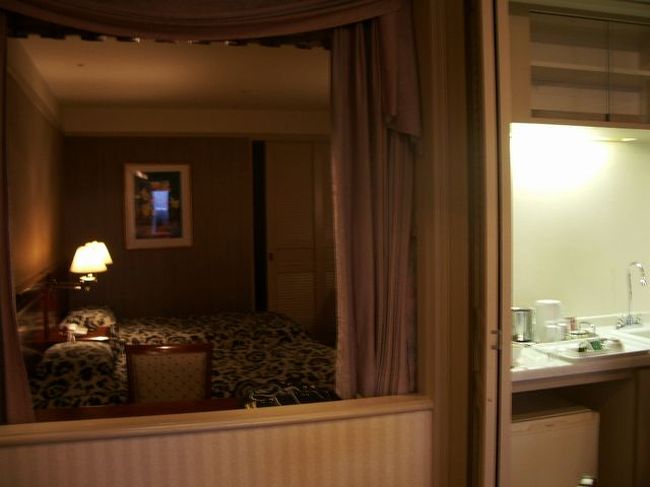 リビングの奥に見えるのは寝室。