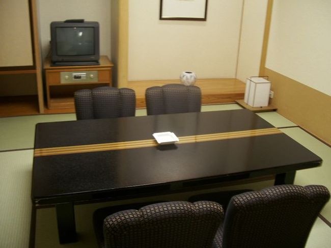 和室！和室！<br /><br />ただ泊まってみたいがためにこんな部屋を取ったけど、あまりの広さにどこに行っていいかわからなくて逆に狭く感じたなんてことはないからね！（ドキドキ）