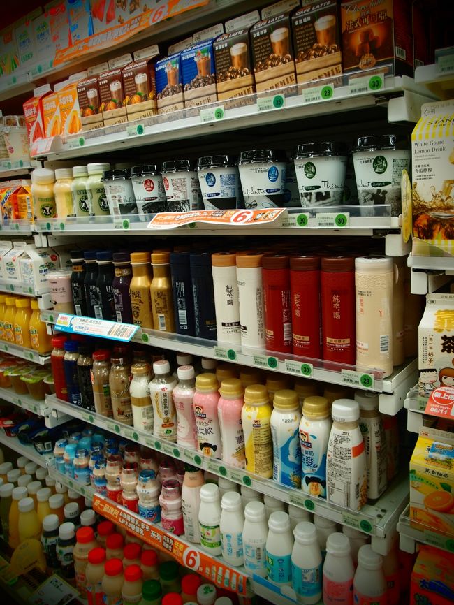 セブンイレブン<br />日本にもあるけれど、品揃えは全然違いますね。<br />ボトルが便利そうなので、カフェオレ購入。<br />お茶をいれて水筒代わりに使おうと思ってるのですが、カフェオレの匂いが意外にしぶといです。