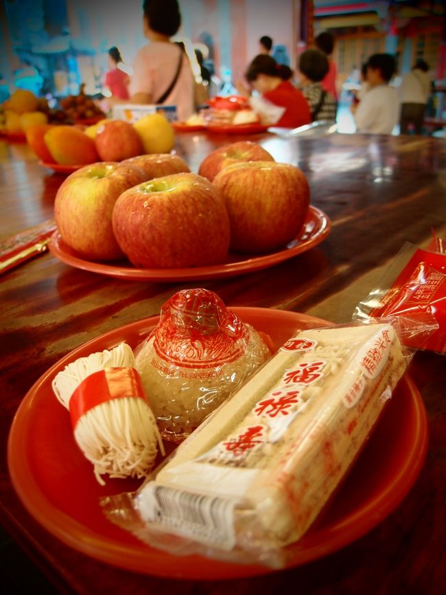 行天宮の手前の横断歩道にいたオバちゃんからお線香とお供えを購入。<br />お供えの中の1品が、ちょっとエロいものに見えるのですが…<br />