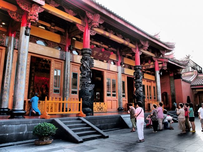 祈りかたが不自然なのか、すぐに日本人だとばれます。<br />ご親切な方が祈りかた指導。<br />お守りのもらい方もつきっきりで教えてくれました。<br />「ウルサイネー、ゴメンネー」と言いつつ、マンツーで熱血指導。