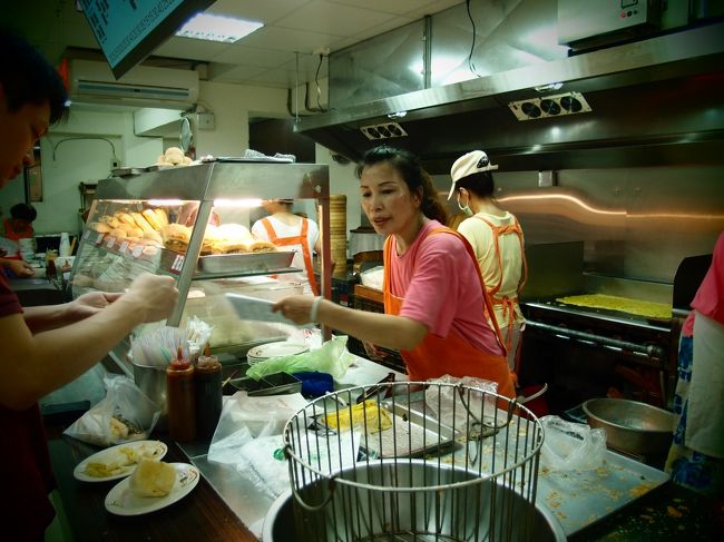 台湾華語はまだオーダーできるほど上達してないので、食べたいものをメモに書いて渡しました。<br />オバちゃんぶっきらぼうです。。。