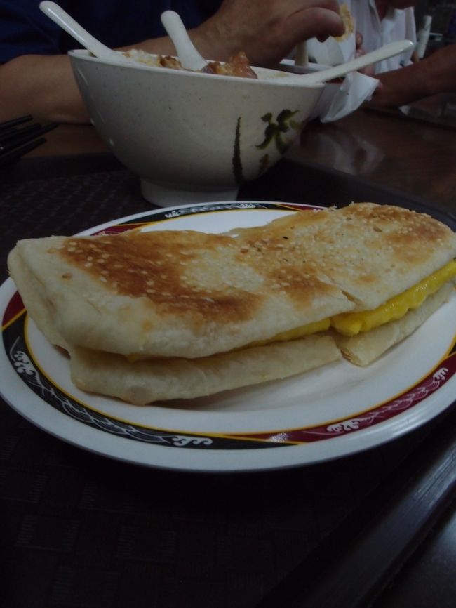 焼餅加蛋<br />こちらも、サクッ、カリッでおいしい。<br />お店のおじさんが汗だくで焼いてくれてるの。