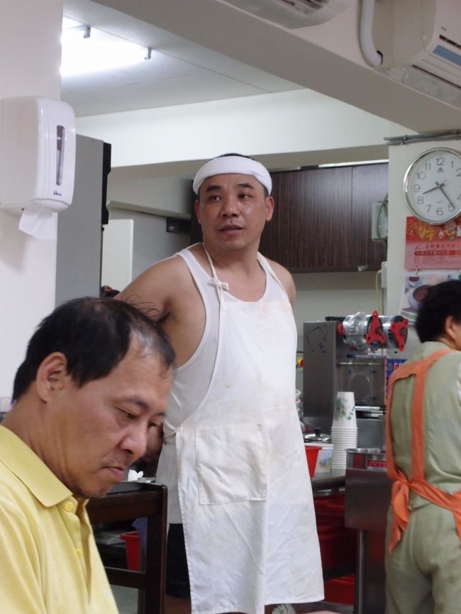 こちらがシェフ<br />この服装はある方を彷彿とさせます。<br /><br />あ〜、大きいおにぎりを持たせたい。<br />ぼ、ぼくはおにぎりが好きなんだなぁ、、、