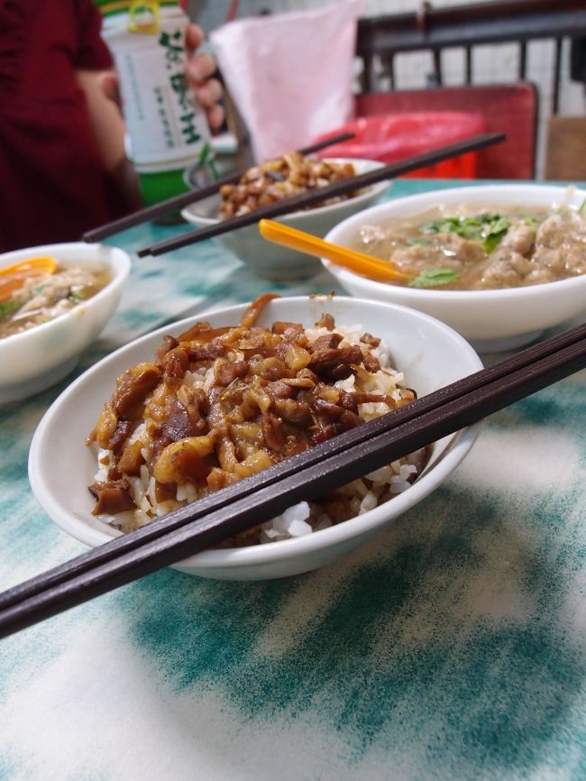魯肉飯と間違えてオーダーした魚のスープ<br />私はここのこってり味が好きだけど、私の友人2名は前日の丸林の方があっさりしてて好きとのこと。<br />お好みですね。<br />魚のスープがあっさり＆パクチー風味で人気でした。