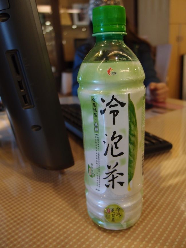 近所のコンビニでお茶調達