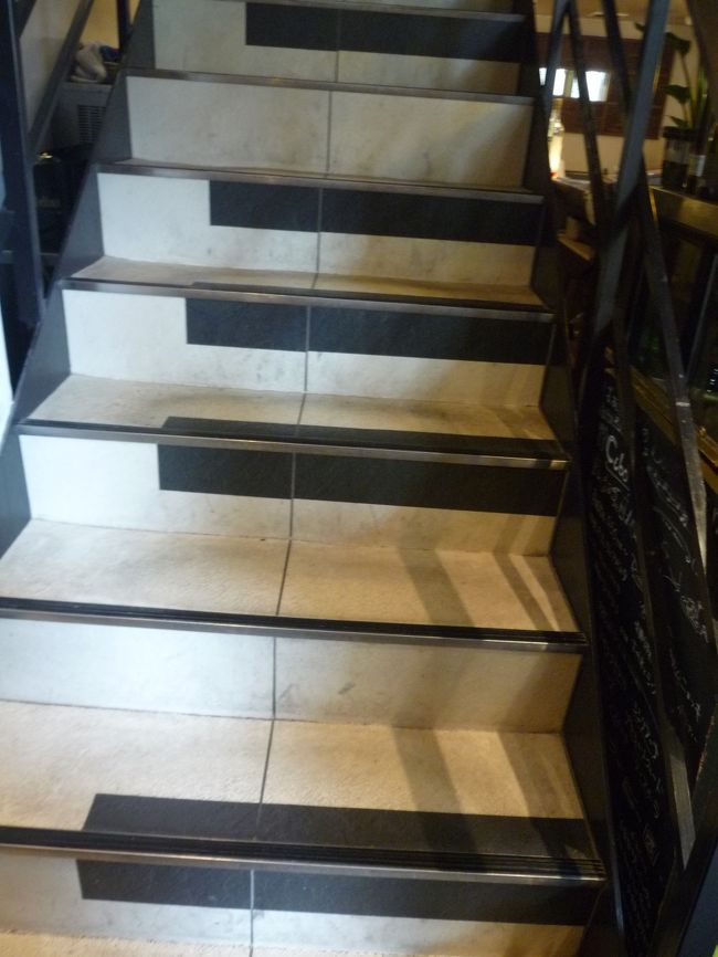 先に行ったガブリエラさんを追いかけて２階に上がろうとすると！！<br /><br />階段が「鍵盤」！！！<br /><br />ここで、残りの３人がわ〜わ〜言って写真タイムとなってしまい、ガブリエラさんは訳が分からず待ちぼうけ！ごめんなさいね。<br /><br />でも、思わず撮りたくなってしまうでしょう？？？