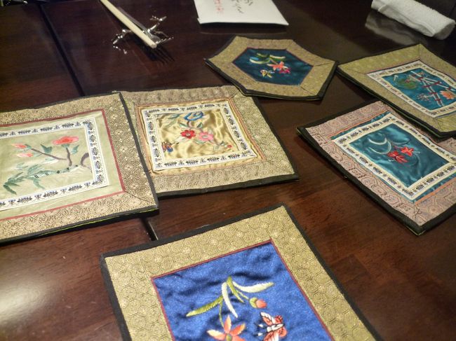 お料理が来るまで、交換タイム。<br /><br />kuritchiさんは、香港のお土産。微妙に刺繍が違ってます。