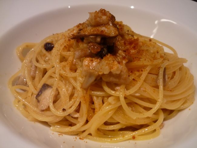 さて、これは、ガブリエラさんとkuritochiさんの頼んだ「土佐清水白身魚のラグーとキノコのアーリオ・オーリオ」だそうです。<br /><br />見るからに美味しそうです！！<br /><br />次はこれにしてみようかしら？