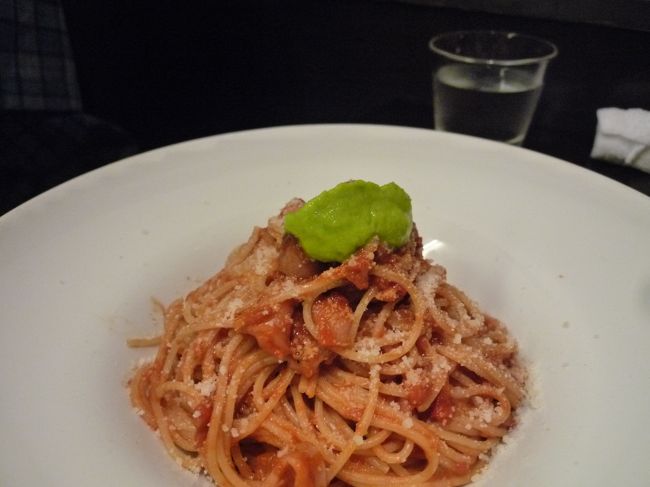 こちらは、JOECOOLさんの「土佐清水産のコイカのトマトソース・菜の花のピューレ添え」。確かに上に菜の花の緑色が…。<br /><br />こちらも美味しそう。これも次のお楽しみ…。