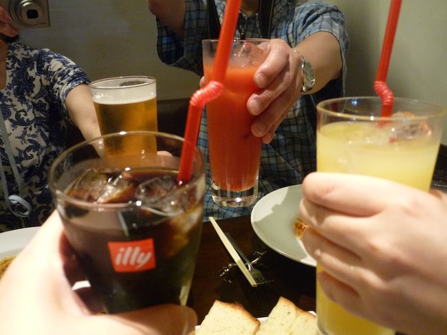 まずは乾杯です！<br /><br />無理やり「（天然）三姉妹！！」と叫んだのですが…。<br />ちょっと無理だったかしら？？？（笑）<br />一人だけ泡が出ていますね〜。