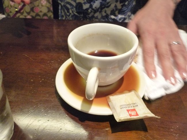 あら、なぜか珈琲がソーサーに入っている？？？<br /><br />その訳は？？？（笑）<br />ご想像にお任せいたします。この美しい手の持ち主は・・・？？？