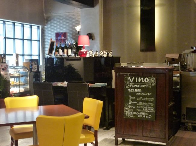 あら、ひっそりとして目立ちませんでしたが、２階の階段をあがったところにちゃんとピアノが置かれていました。<br /><br />クリスマスには演奏もあるとのこと。ジャズでしょうか？クラシック？？？