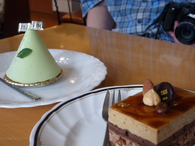 ガトー・ド・ボワです。西大寺まで出て、本店で食べることに…。<br /><br />JOECOOLさんは奥のいかにもこの季節限定のようなケーキ。<br /><br />