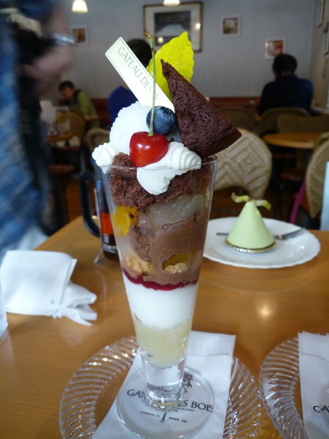 こちらは、ガブリエラさんとkuritchiの「期間限定」パフェ。<br />すごいボリューム。美味しそう…。