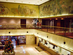 ホテルのロビー。壁の絵が西安っぽいですね。
帰りの送迎車が来るのは１２時半。
それまでにきのう時間切れで見そびれた大雁塔を見に行くことにします。