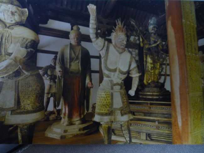 金剛力士像（阿形）。<br /><br />いずれもパンフレットより。