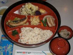 おきなわワールドにやってまいりました。

お昼ご飯はこんな感じのお弁当のような、そうでないような。