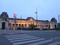 さあ、急いで駅に向かいます。
徒歩10分ぐらいなのと、バスがいつ来るかわからないので徒歩です。
駅前はまだ暗く、ちょっと用心しちゃう感じですね。
依然ここで目のまで引ったくり未遂を目撃してしまったり、危なそうな子供に囲まれたとこがあるのでなおさら。