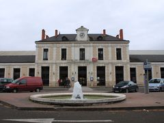 正面から見た駅。
さあ、AVISに行くぞ〜。
事前調査によると、”駅アビス”(フランス語読みAVIS）と名乗っているのに、どうも”駅前アビス”らしい。
Googleビューで確認したから、そこへ行ってみましょう。

周りを見渡すと・・・ホントに駅正面でした。