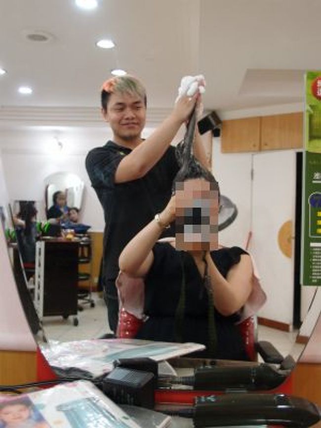 髪の毛がバリバリなので、台湾式シャンプーのお店を探して永康街に向かいます。<br />最初に見つけたのが「小林髪廊」<br />ものすごーく感じの悪い受付のお姉さんに「予約なしならできない」と言われ、一同ムッ。<br />別のところを探します。<br />永康街をまっすぐ進んで金華街との交差点「ライムの店」が見えたら左に曲がって3軒目くらいに<br />菲迪　髪式美容院という美容室があります。<br />（台北市大安区金華街227号）<br />ここに入ってみました。<br />レインボーヘアのお兄さん、ちょっと怖かったけど、実はすごく優しい。<br />シャイな笑顔がカワイイのだ。