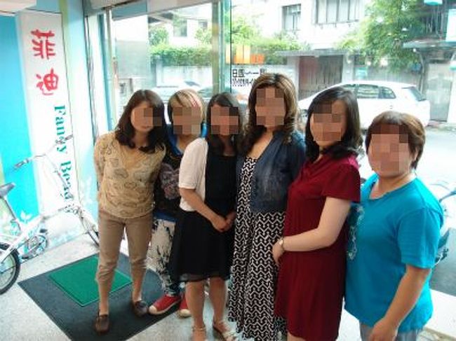 せっかくなので、3人で写真を撮ってもらおうと思ってお願いしたら、『私たちと一緒に写真撮りたいんですって〜』とオバちゃんたち勘違い。<br />せっかくなのでオバちゃんにも入ってもらいました（笑）<br />楽しそうに笑いながらお仕事してて、そのユルさがたまんない。<br />ブローの時に出てきたお兄ちゃんは自分の髪染めてる途中だし。<br />ずっと、お客さんだと思ってたよ〜（爆）<br />ここでシャンプーしてもらうとHAPPYな気分になれる。<br />次に台湾来たらまた来るね♪