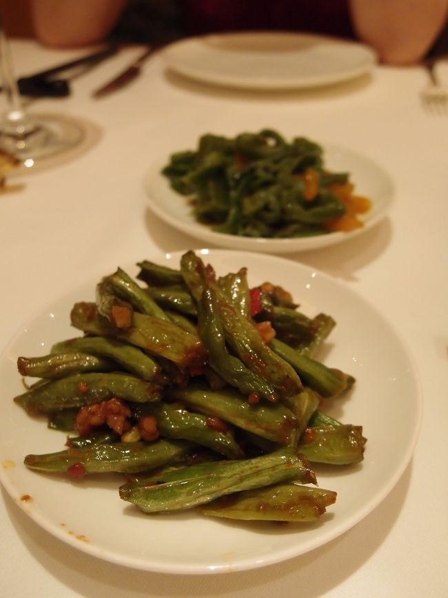 ディナーはちょっと豪華にシャーウッド台北の怡園にて<br />日本から北京ダックと佛跳牆を予約しておいたのだ。<br />ちょっとお高めですけど、おススメです。<br />すっごくゴージャスな気分を味わえます。<br />味も、全て素晴らしい<br />まずはつきだし<br />四季豆