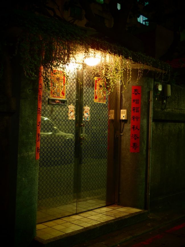 カルフールに向かう途中で見つけた<br />こういう味のある建物好き。