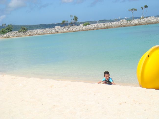 息子はひとりで砂遊び。