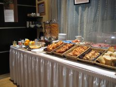 早めの電車に乗るので、始まる時間に行ってみたら、ちゃんと朝食の用意はできてました。スタッフは声をかけないと出てきませんが、ごく普通の対応でしょう。ブッフェだし。
ロビーを通る時に声をかけておいたから、レセプションスタッフが気にかけてくれました。親切です。
味は普通。パン数種、ハム、ゆで卵、フルーツ、フルーツポンチみたいなの、シリアル、温かい飲み物、ジュース2種とヨーグルト等。
