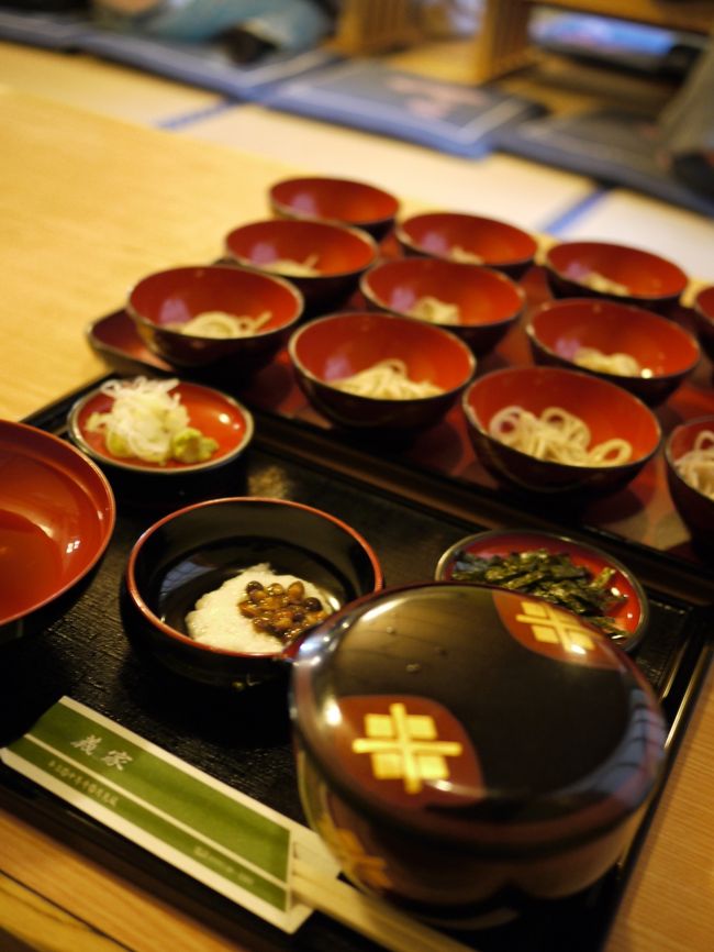 月見坂の途中にあったお店で1人わんこそば（笑）<br />ここは一重12椀で注文できます。<br />自分で注ぎ足して食べるので一人でも大丈夫☆