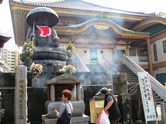 商店街の手前にあるのが････

江戸六地蔵の１つ「真性寺」

大きな「地蔵菩薩坐像」があります。

切れること無く参拝者が訪れます･･･