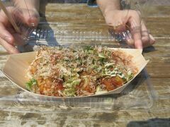 浜松を過ぎると新東名も終わりです。東名本線に戻ると道路の広さなどの
ギャップにとまどい、走りにくく感じます。
ここからは一気に走って、滋賀県の土山サービスエリアに到着。
また小腹がすいたので屋台で売っていたタコ焼きもどきを買ってみました。
一瞬タコ焼きっぽく見えますが、具は牛肉なのです。近江牛の産地だから関係してるのかな？
味は普通のタコ焼きのほうが美味いです。