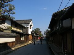 近江八幡は八幡堀周辺だけでなく、旧市街地の新町通り周辺も古い町並みが保存されています。